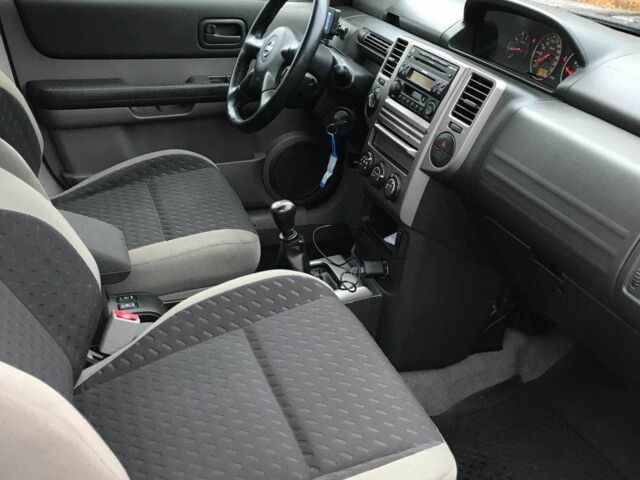 Серый Ниссан ИксТрейл, объемом двигателя 2.2 л и пробегом 188 тыс. км за 3850 $, фото 18 на Automoto.ua