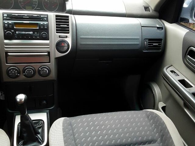 Серый Ниссан ИксТрейл, объемом двигателя 2 л и пробегом 210 тыс. км за 4500 $, фото 10 на Automoto.ua