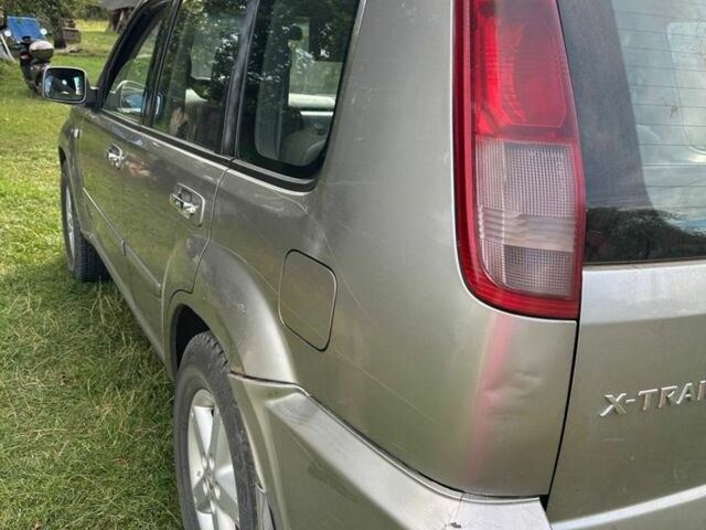 Серый Ниссан ИксТрейл, объемом двигателя 2.2 л и пробегом 370 тыс. км за 3500 $, фото 2 на Automoto.ua