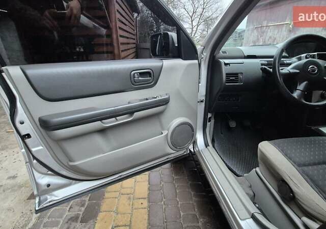 Серый Ниссан ИксТрейл, объемом двигателя 2.2 л и пробегом 490 тыс. км за 6000 $, фото 6 на Automoto.ua