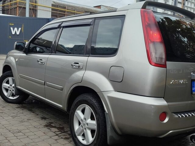 Серый Ниссан ИксТрейл, объемом двигателя 2.2 л и пробегом 293 тыс. км за 4000 $, фото 3 на Automoto.ua