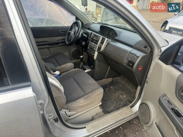 Серый Ниссан ИксТрейл, объемом двигателя 2.5 л и пробегом 250 тыс. км за 3899 $, фото 9 на Automoto.ua