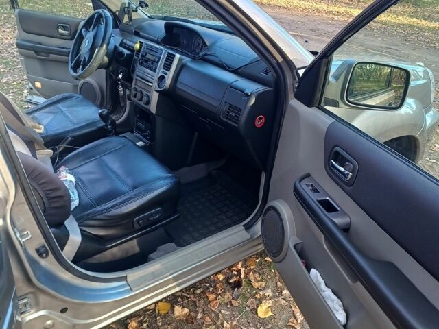 Сірий Ніссан ІксТрейл, об'ємом двигуна 2.2 л та пробігом 313 тис. км за 4500 $, фото 11 на Automoto.ua