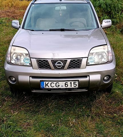 Серый Ниссан ИксТрейл, объемом двигателя 2.2 л и пробегом 350 тыс. км за 3550 $, фото 1 на Automoto.ua