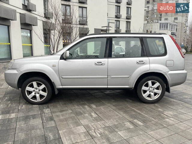 Серый Ниссан ИксТрейл, объемом двигателя 2.2 л и пробегом 299 тыс. км за 3800 $, фото 3 на Automoto.ua