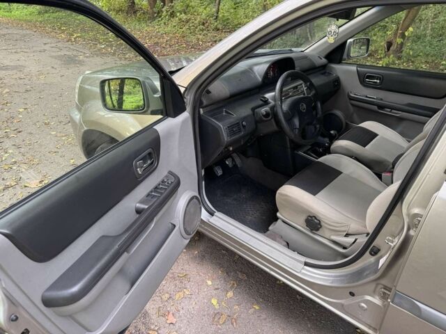 Серый Ниссан ИксТрейл, объемом двигателя 2.2 л и пробегом 240 тыс. км за 3100 $, фото 11 на Automoto.ua