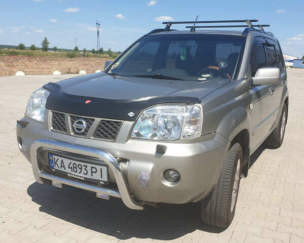 Сірий Ніссан ІксТрейл, об'ємом двигуна 2 л та пробігом 396 тис. км за 6499 $, фото 1 на Automoto.ua
