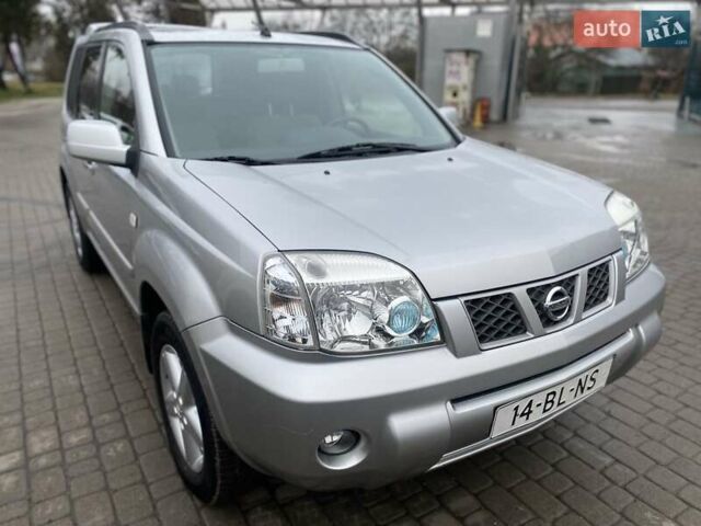 Серый Ниссан ИксТрейл, объемом двигателя 2.2 л и пробегом 272 тыс. км за 4500 $, фото 1 на Automoto.ua