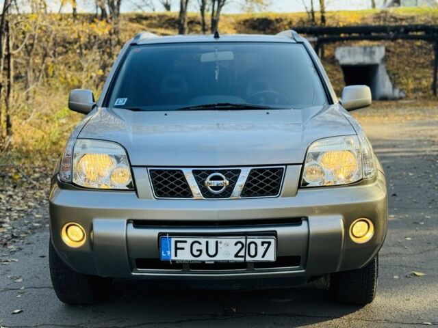 Серый Ниссан ИксТрейл, объемом двигателя 2.2 л и пробегом 238 тыс. км за 4250 $, фото 2 на Automoto.ua