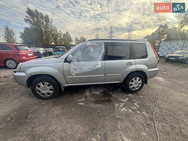 Серый Ниссан ИксТрейл, объемом двигателя 2.5 л и пробегом 250 тыс. км за 3899 $, фото 2 на Automoto.ua