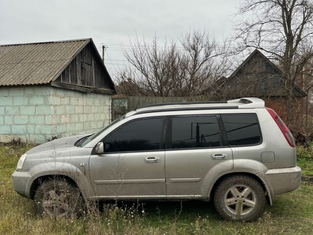 Серый Ниссан ИксТрейл, объемом двигателя 2.2 л и пробегом 350 тыс. км за 2300 $, фото 2 на Automoto.ua