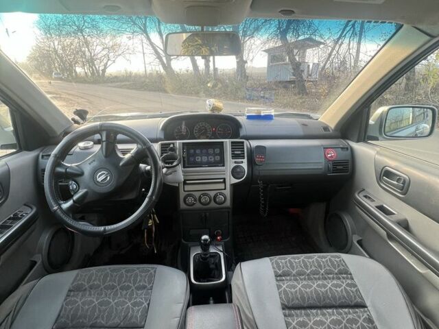 Серый Ниссан ИксТрейл, объемом двигателя 2.2 л и пробегом 300 тыс. км за 4999 $, фото 5 на Automoto.ua