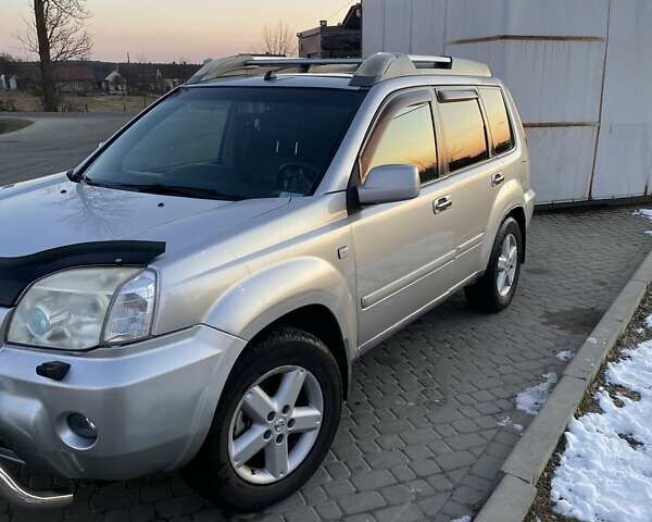 Серый Ниссан ИксТрейл, объемом двигателя 2.49 л и пробегом 261 тыс. км за 5700 $, фото 4 на Automoto.ua