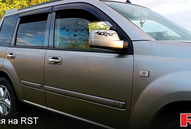 Серый Ниссан ИксТрейл, объемом двигателя 2.2 л и пробегом 350 тыс. км за 3550 $, фото 3 на Automoto.ua