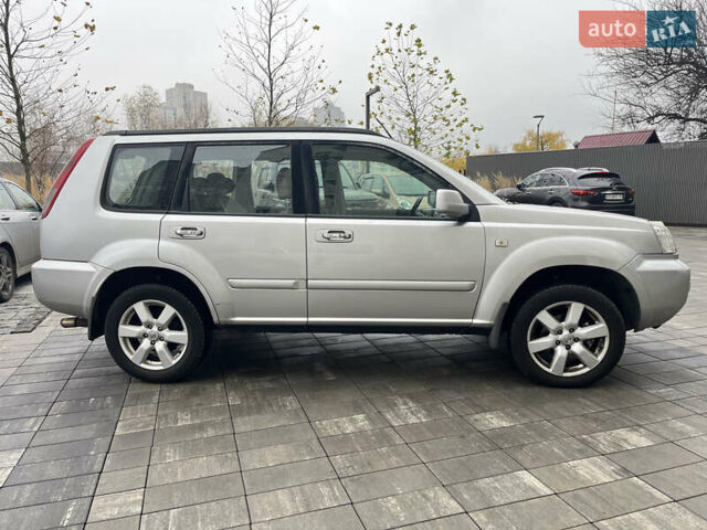 Серый Ниссан ИксТрейл, объемом двигателя 2.2 л и пробегом 299 тыс. км за 3800 $, фото 4 на Automoto.ua