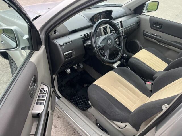 Серый Ниссан ИксТрейл, объемом двигателя 2.2 л и пробегом 249 тыс. км за 3966 $, фото 2 на Automoto.ua