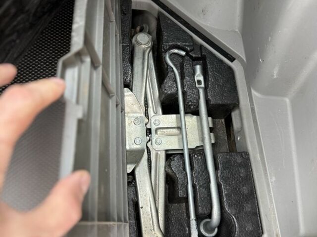 Серый Ниссан ИксТрейл, объемом двигателя 2.2 л и пробегом 313 тыс. км за 4400 $, фото 17 на Automoto.ua