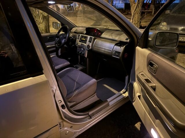 Серый Ниссан ИксТрейл, объемом двигателя 2.2 л и пробегом 308 тыс. км за 3600 $, фото 6 на Automoto.ua