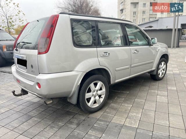 Серый Ниссан ИксТрейл, объемом двигателя 2.2 л и пробегом 299 тыс. км за 3800 $, фото 5 на Automoto.ua