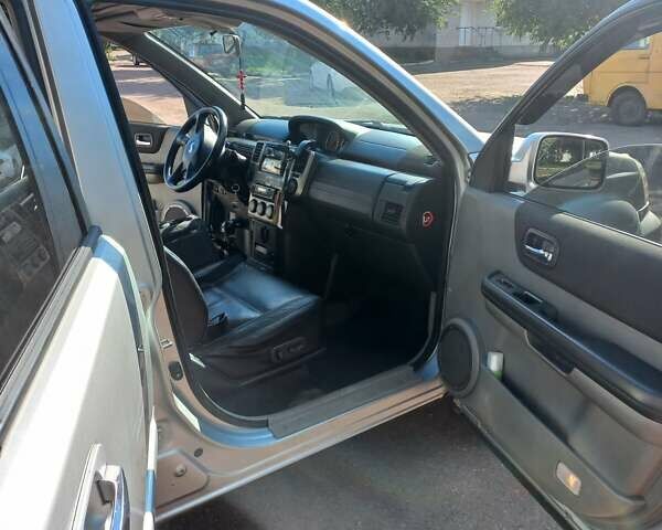 Серый Ниссан ИксТрейл, объемом двигателя 2.18 л и пробегом 300 тыс. км за 5500 $, фото 1 на Automoto.ua