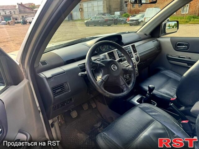 Сірий Ніссан ІксТрейл, об'ємом двигуна 2.2 л та пробігом 251 тис. км за 3600 $, фото 4 на Automoto.ua