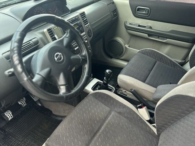 Серый Ниссан ИксТрейл, объемом двигателя 2.2 л и пробегом 250 тыс. км за 3500 $, фото 7 на Automoto.ua