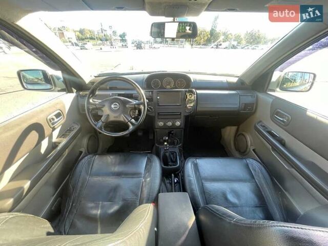 Серый Ниссан ИксТрейл, объемом двигателя 2.18 л и пробегом 405 тыс. км за 5500 $, фото 3 на Automoto.ua