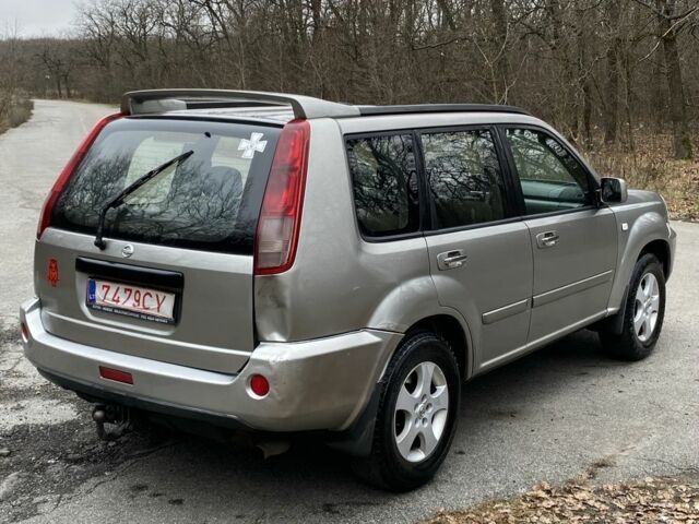 Серый Ниссан ИксТрейл, объемом двигателя 2.2 л и пробегом 290 тыс. км за 3750 $, фото 4 на Automoto.ua