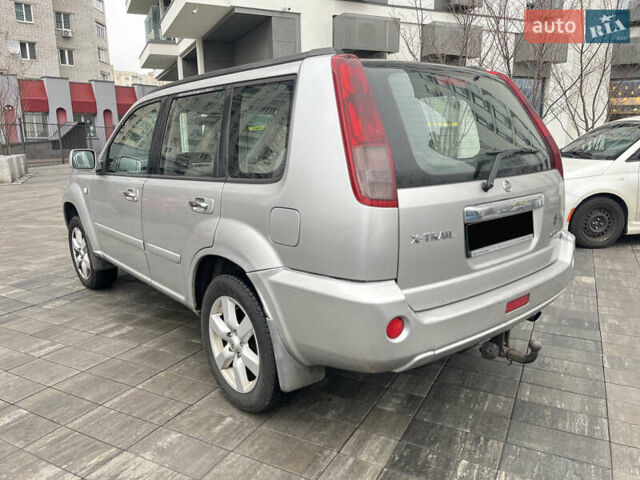 Серый Ниссан ИксТрейл, объемом двигателя 2.2 л и пробегом 299 тыс. км за 3800 $, фото 6 на Automoto.ua