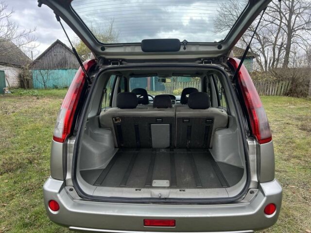 Серый Ниссан ИксТрейл, объемом двигателя 2.2 л и пробегом 261 тыс. км за 4400 $, фото 10 на Automoto.ua