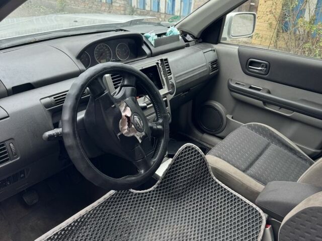 Серый Ниссан ИксТрейл, объемом двигателя 2.2 л и пробегом 212 тыс. км за 2500 $, фото 4 на Automoto.ua