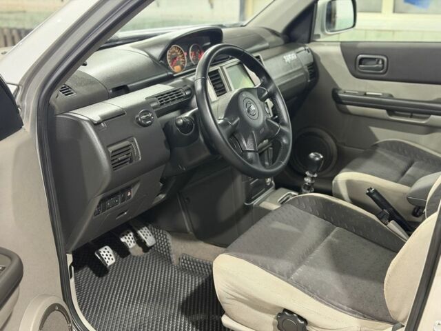 Серый Ниссан ИксТрейл, объемом двигателя 2.2 л и пробегом 100 тыс. км за 3950 $, фото 12 на Automoto.ua