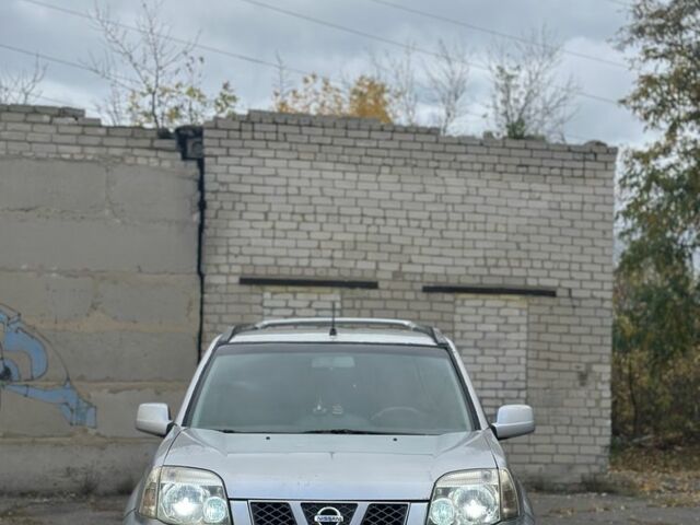 Серый Ниссан ИксТрейл, объемом двигателя 2.2 л и пробегом 250 тыс. км за 3500 $, фото 1 на Automoto.ua