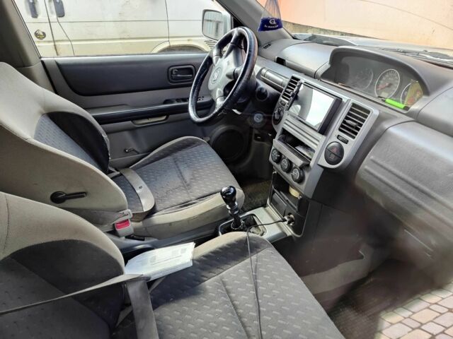 Сірий Ніссан ІксТрейл, об'ємом двигуна 0 л та пробігом 333 тис. км за 5500 $, фото 2 на Automoto.ua