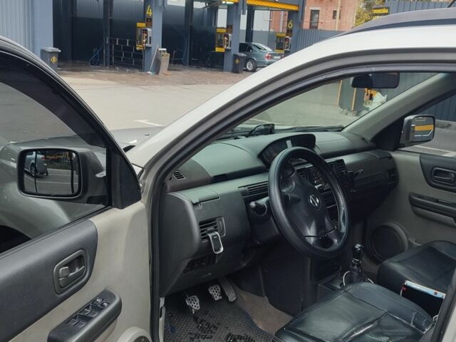 Серый Ниссан ИксТрейл, объемом двигателя 2.2 л и пробегом 293 тыс. км за 4000 $, фото 4 на Automoto.ua