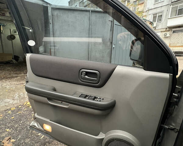 Серый Ниссан ИксТрейл, объемом двигателя 2 л и пробегом 170 тыс. км за 7400 $, фото 10 на Automoto.ua