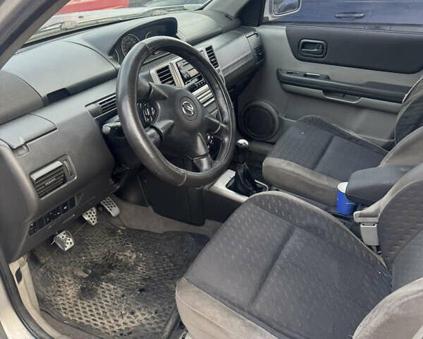 Серый Ниссан ИксТрейл, объемом двигателя 2.5 л и пробегом 250 тыс. км за 3899 $, фото 16 на Automoto.ua