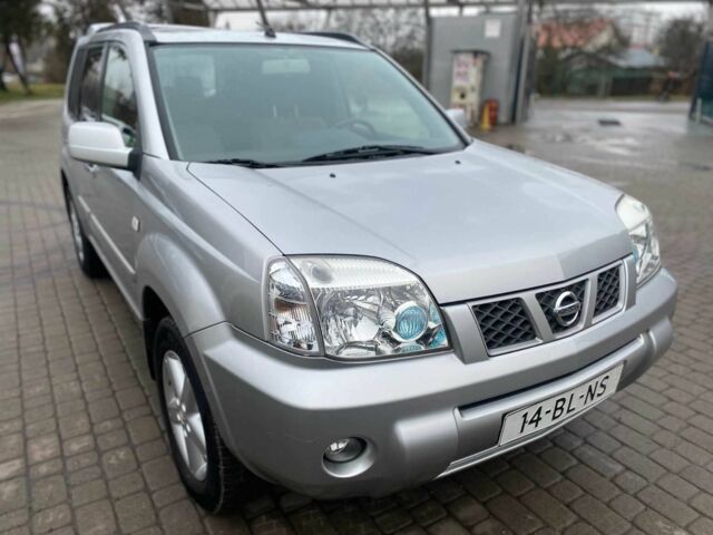 Серый Ниссан ИксТрейл, объемом двигателя 2.2 л и пробегом 272 тыс. км за 4500 $, фото 1 на Automoto.ua