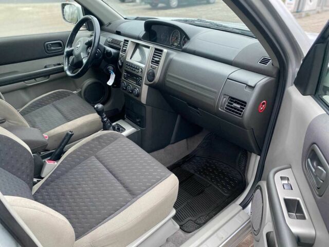 Серый Ниссан ИксТрейл, объемом двигателя 2.2 л и пробегом 272 тыс. км за 4500 $, фото 15 на Automoto.ua