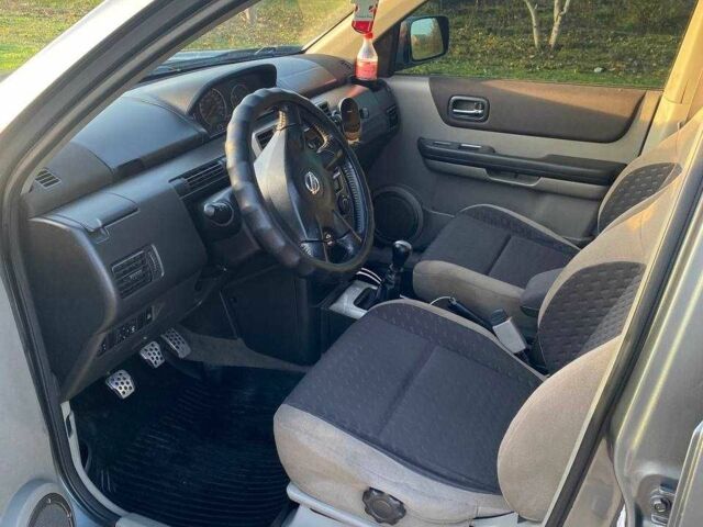 Серый Ниссан ИксТрейл, объемом двигателя 2.2 л и пробегом 337 тыс. км за 4700 $, фото 7 на Automoto.ua