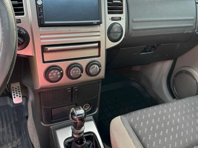 Серый Ниссан ИксТрейл, объемом двигателя 2.2 л и пробегом 370 тыс. км за 3500 $, фото 7 на Automoto.ua