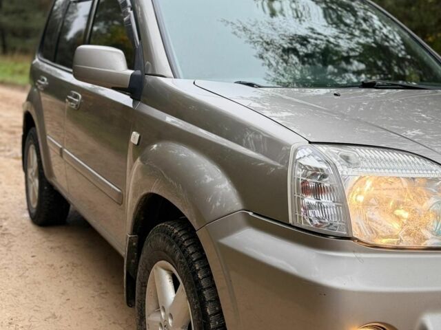 Сірий Ніссан ІксТрейл, об'ємом двигуна 2 л та пробігом 317 тис. км за 4000 $, фото 1 на Automoto.ua