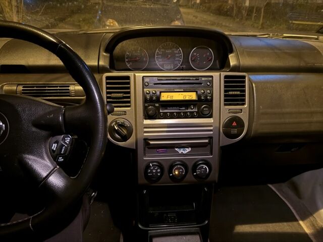 Серый Ниссан ИксТрейл, объемом двигателя 2.2 л и пробегом 308 тыс. км за 3600 $, фото 4 на Automoto.ua