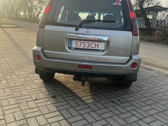 Серый Ниссан ИксТрейл, объемом двигателя 2.2 л и пробегом 300 тыс. км за 4999 $, фото 3 на Automoto.ua