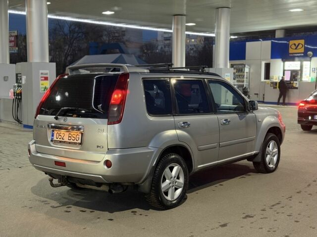 Серый Ниссан ИксТрейл, объемом двигателя 2.2 л и пробегом 100 тыс. км за 3950 $, фото 2 на Automoto.ua