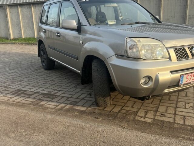 Серый Ниссан ИксТрейл, объемом двигателя 2.2 л и пробегом 300 тыс. км за 4999 $, фото 2 на Automoto.ua