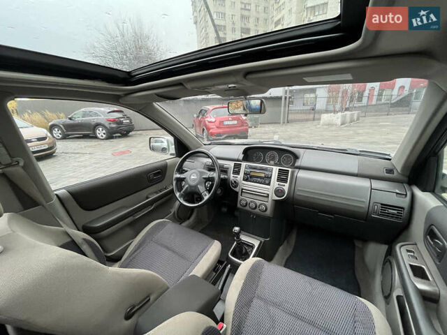 Серый Ниссан ИксТрейл, объемом двигателя 2.2 л и пробегом 299 тыс. км за 3800 $, фото 13 на Automoto.ua