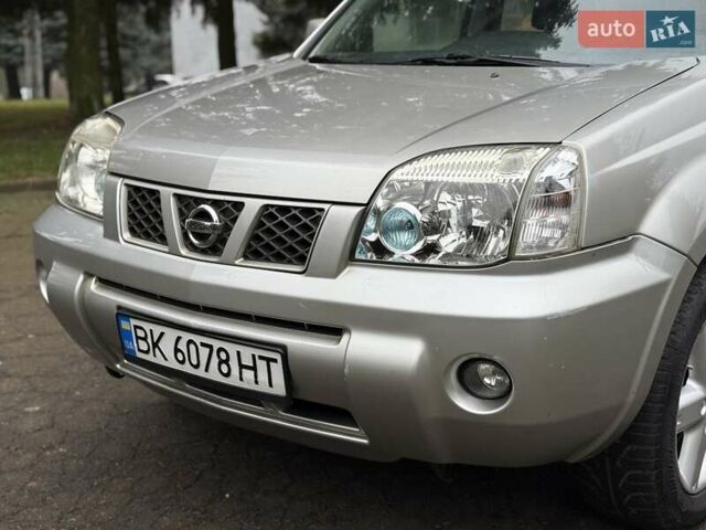 Серый Ниссан ИксТрейл, объемом двигателя 2.18 л и пробегом 280 тыс. км за 5850 $, фото 4 на Automoto.ua