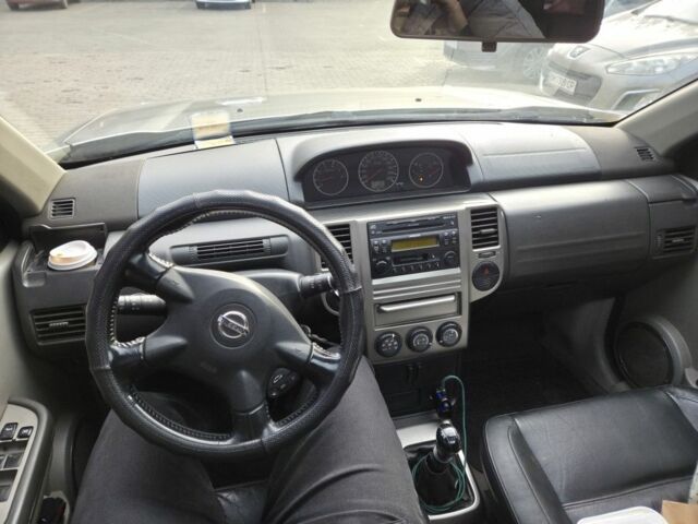 Серый Ниссан ИксТрейл, объемом двигателя 2.2 л и пробегом 280 тыс. км за 4164 $, фото 5 на Automoto.ua