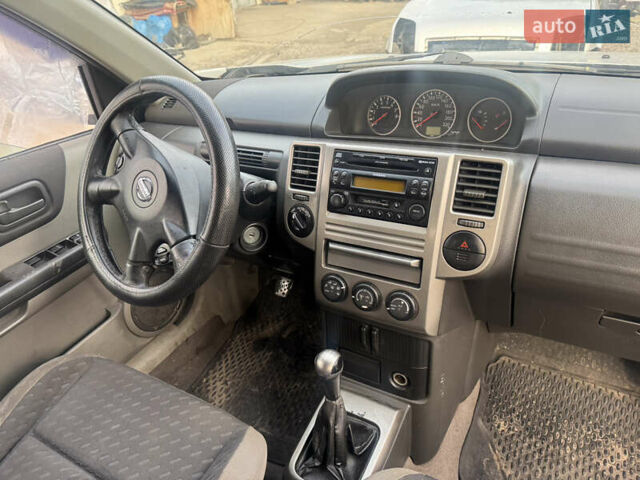 Серый Ниссан ИксТрейл, объемом двигателя 2.5 л и пробегом 250 тыс. км за 3899 $, фото 10 на Automoto.ua